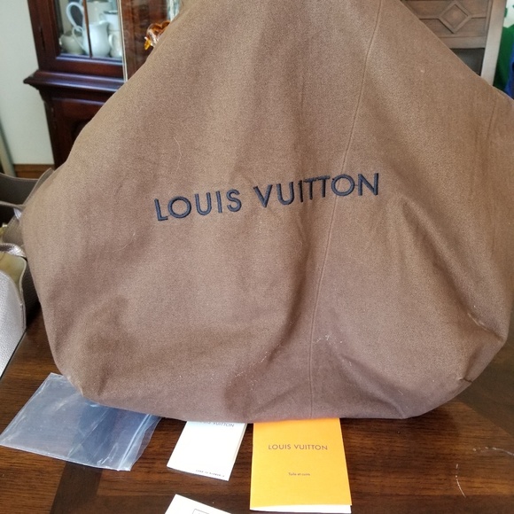 LV Capucines MM bag - Picture 5 of 15